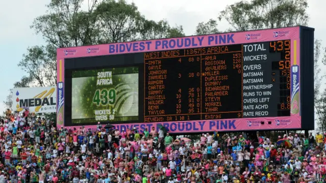 جنوبی افریقہ نے ویسٹ انڈیز کو فتح کے لیے 440 رنز کا ہدف دیا جو کہ ایک روزہ کرکٹ کی تاریخ کا دوسرا سب سے بڑا ہدف ہے۔