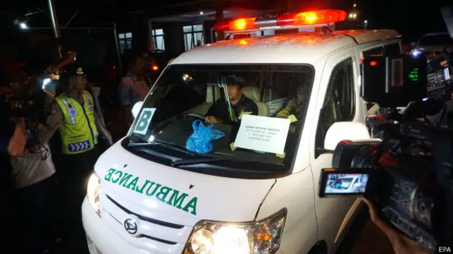 Ambulância com corpo do brasileiro