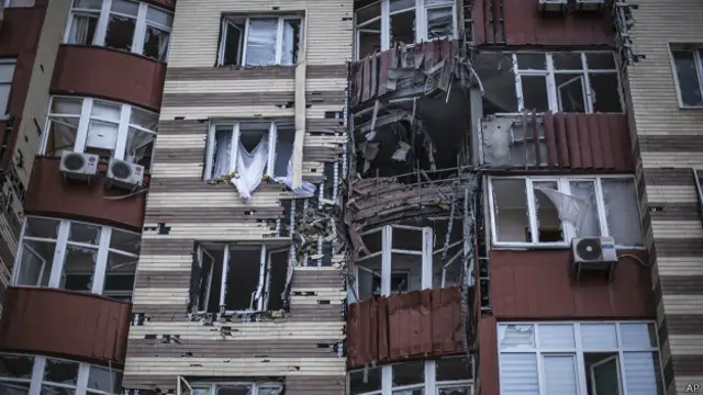 Дом, подвергшийся обстрелу в Донецке