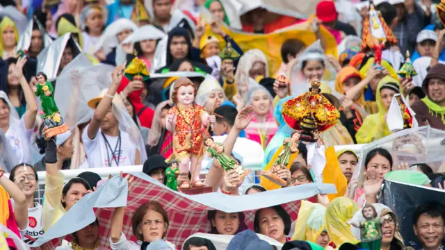 منیلا میں سخت بارش کے باوجود لاکھوں افراد منیلا کے ریزل پارک میں اکٹھا ہوئے۔
