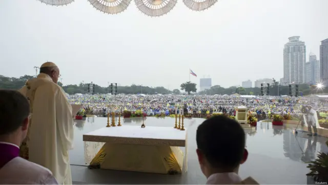 یہ پہلا موقع ہے کہ اتنی بڑی تعداد میں لوگوں نے پوپ کی دعائیہ تقریب میں شرکت کی۔ اس سے پہلے پچاس لاکھ لوگوں نے پوپ جان پال کی دعائیہ تقریب میں شرکت کی تھی۔