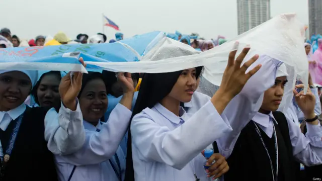 پوپ کی دعائیہ تقریب میں شرکت کرنے والوں میں نوجوانوں کی ایک بڑی تعداد شریک ہوئی۔