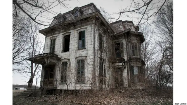 Seph Lawless percorreu o país para retratar locais que foram palcobetano nacionalcrimes e outros eventos terríveis (Seph Lawless)