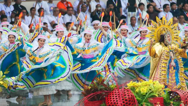 پوپ نے بہت سے بچوں کی باتیں سنیں جبکہ ایک لڑکی اپنی کہانی سناتے ہوئے رو پڑی۔ 