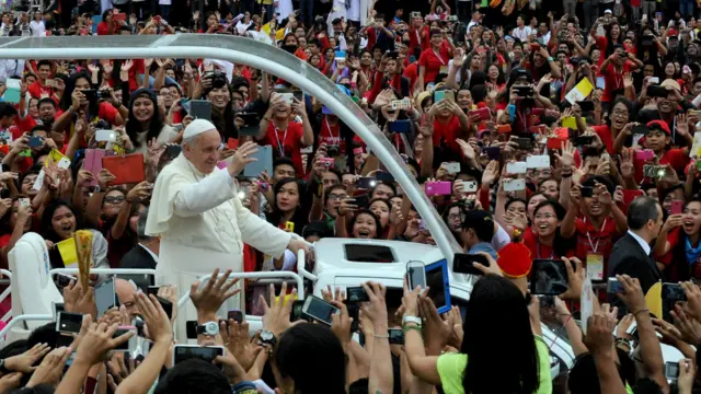 فلپائن میں تقریبا آٹھ کروڑ کیتھولک مسلک کے ماننے والے عیسائی رہتے ہیں۔ 