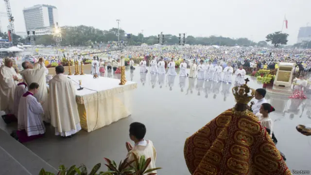 Папа римский проводит мессу в маниле