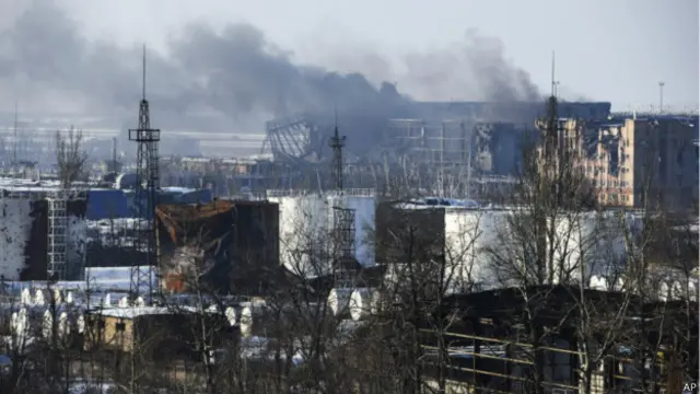 Cả hai phe đều quyết giành cho được sân bay Donetsk