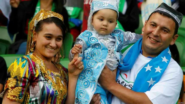 Ҳам миллий либослар, ҳам ноғораю шиорлар билан мухлисликни роса "ўрнига қўйган" ўзбекистонлик футбол ишқибозлари эса, энди чорак финал учрашувини кутадиган бўлишди...