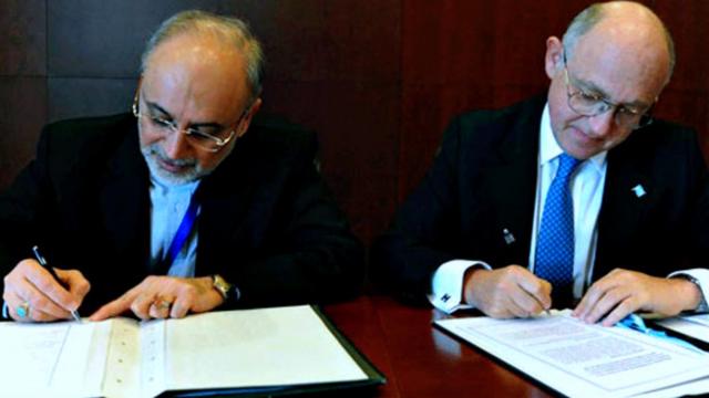 Los cancilleres de Argentina e Irán firman un acuerdo en 2013.