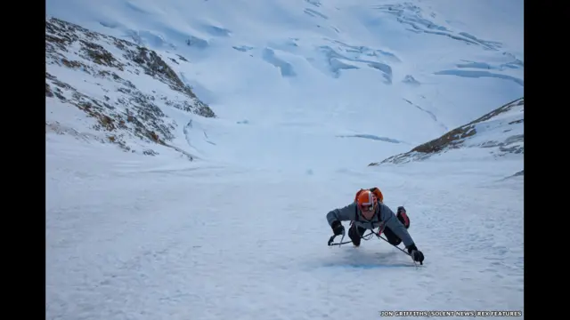 El alpinista Ueli Steck sube por el primer tramo helado de la ruta Colton-Macintyre.