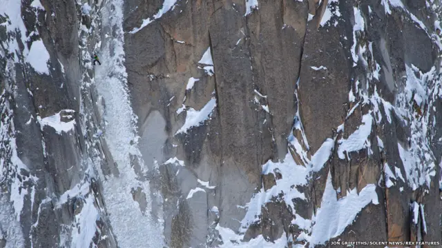 El alpinista Ueli Steck por la ruta Ginat en Les Droites.