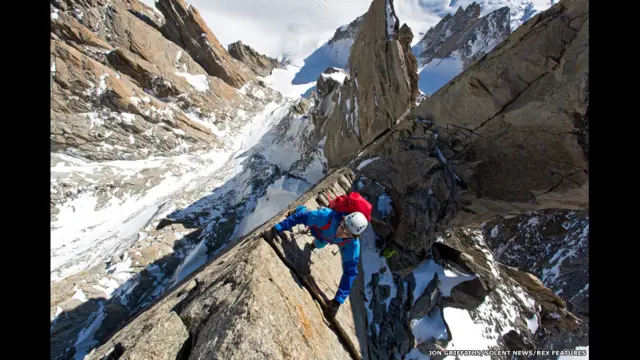 El montañero Ben Briggs en la cresta de Diables, en el Mont Blanc.