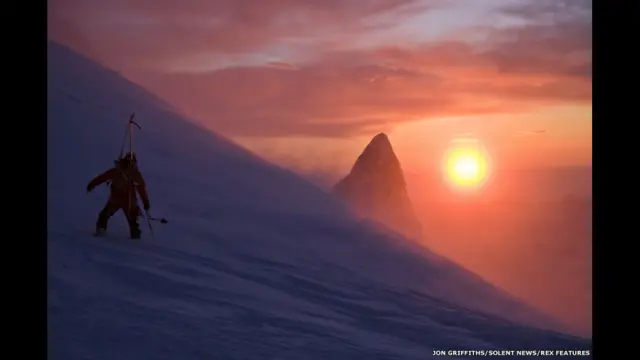 El montañero Yoshiko Mayazi regresa del Aiguille du Midi en medio de una tormenta de nieve, al atardecer.