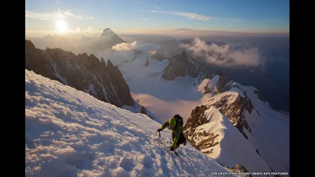 El montañero Ben Briggs en la cresta del Kuffner, en Mont Maudit, al amanecer.