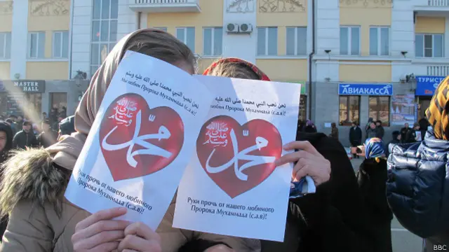 Девушки с плакатами