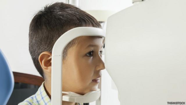 Un niño en un examen de la vista