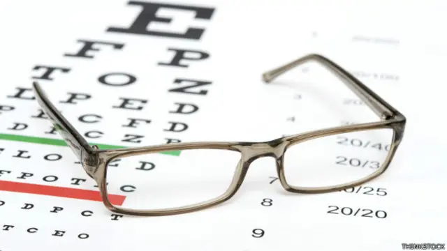 Lentes sobre una cartilla para pruebas de la vista