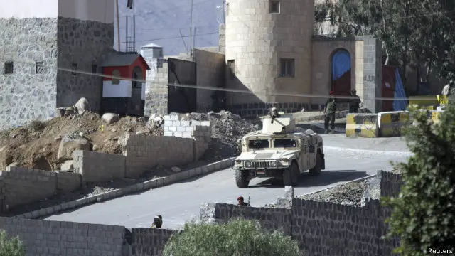 مركبة تابعة لقوات حماية الرئاسة تقف خارج مقر الرئيس قرب المنطقة التي شهدت الاشتباكات.