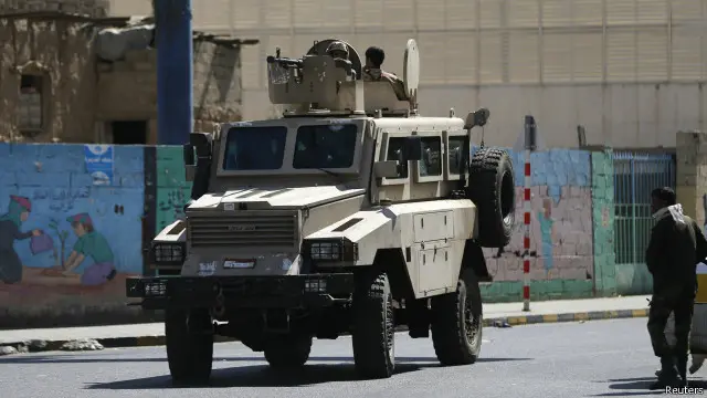 مركبة عسكرية تابعة للحوثيين تجوب الشوارع القريبة من قصر الرئاسة.