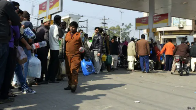 حکام کے مطابق ملک میں پیٹرول کی قلت کی وجہ اس کی طلب میں غیرمعمولی اضافہ بنی