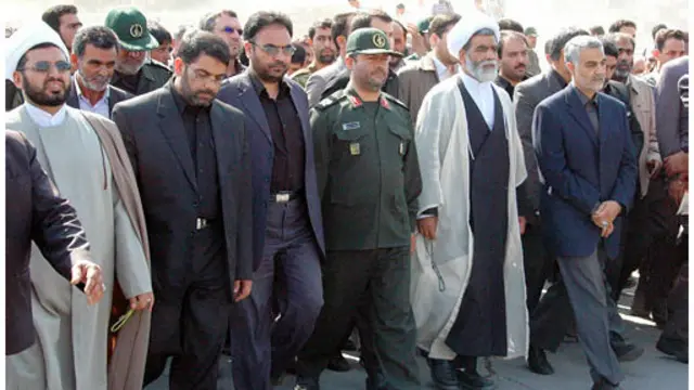 جنرال الله دادي‌ (پوځي یونیفورم کې) د قومندان قاسم سلیماني (ښي اړخ ته) نژدې ملګری و.