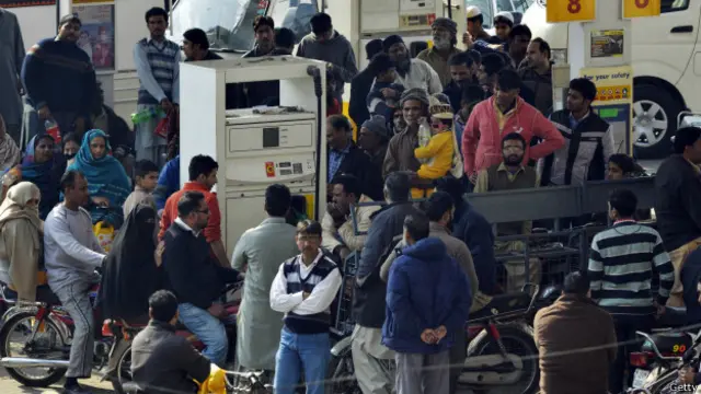 پاکستان میں جنوری 2015 میں پیٹرول کا شدید بحران پیدا ہو گیا تھا