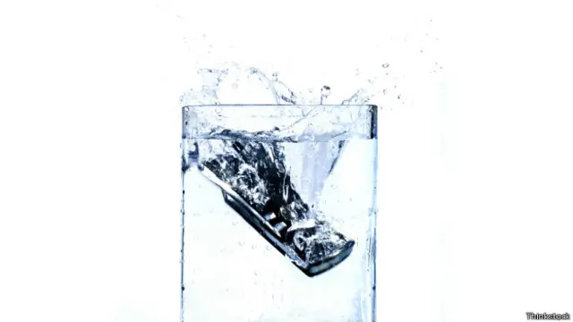 Celular en el agua