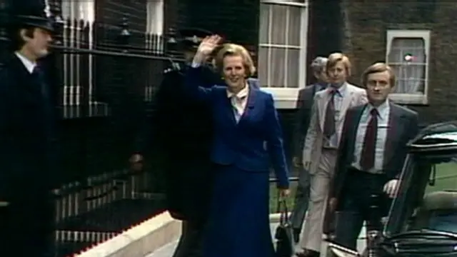 體現「撒切爾風格」的髮型、藍套裝、手提包