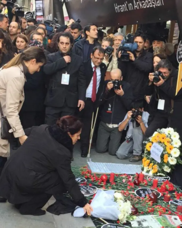 Rakel Dink, eşinin vurulduğu noktaya çiçek bırakırken. Fotoğraf: Selin Girit