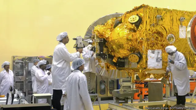 Индийские ученые, работающие над проектом отправки зонда к Марсу. 2013 г.