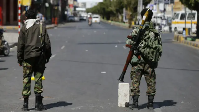 اطلاعات کے مطابق یمن کے دارالحکومت صنعا میں حوثی باغیوں اور فوج کے درمیان شدید لڑائی جاری ہے۔