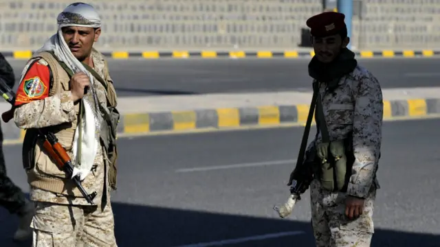 یمن کے صدارتی محل کے ارد گرد موٹر کے گولے داغے گئے جبکہ شہر میں گولیوں کی آوازیں بھی سنائی دے رہی ہیں۔