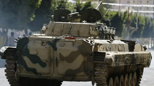 پیر کی صبح سے شروع ہونے والی ان جھڑپوں کا مرکز شہر میں صدارتی محل کا قریبی علاقہ بتایا جا رہا ہے تاہم شہر کے تقریباً ہر حصے میں فائرنگ اور دھماکوں کی آوازیں سنی گئی ہیں۔