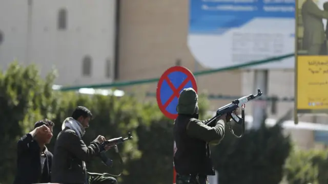 یمن میں شیعہ حوثی باغیوں اور سنّی شدت پسندوں کے درمیان لڑائی میں بڑے پیمانے پر ہلاکتیں ہوئی ہیں۔