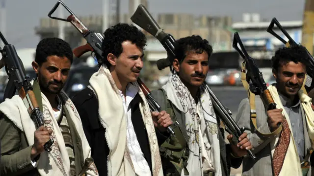 یمن میں شیعہ حوثی باغیوں اور سنّی شدت پسندوں کے درمیان لڑائی میں بڑے پیمانے پر ہلاکتیں ہوئی ہیں۔