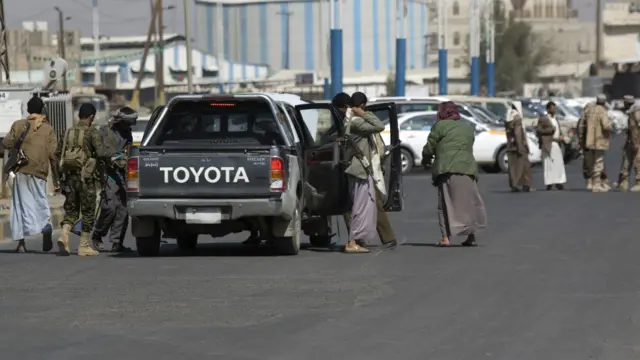 عینی شاہدین کا کہنا ہے کہ لڑائی کی شدت کی وجہ سے بہت سے لوگ شہر چھوڑ کر چلے گئے ہیں۔