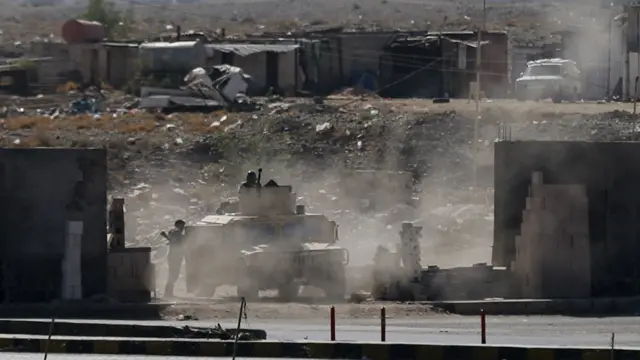 جزیرہ نما عرب میں برسرپیکار القاعدہ نے جہاں گذشتہ چار سالوں میں یمن میں صدر علی عبداللہ صالح کو اقتدار سے ہٹانے کی احتجاجی تحریک سے پیدا ہونے والی بےچینی اور افراتفری کا بھرپور فائدہ اٹھایا ہے وہیں حوثی قبائل کی طرف سے بھی موجودہ صدر ہادی کی حکومت کو مزاحمت کا سامنا ہے۔