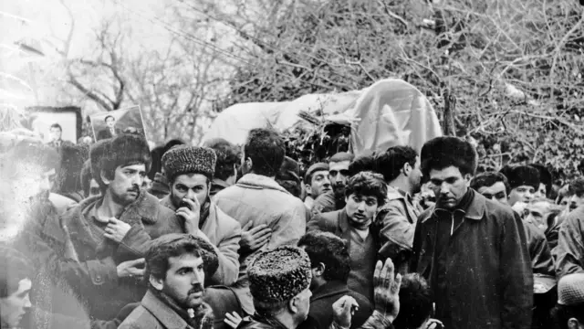 22 yanvar 1990 - 20 Yanvar faciəsinin qurbanlarının dəfn mərasimi