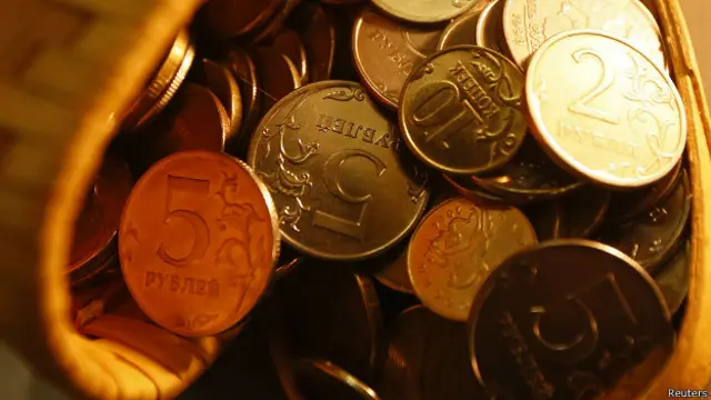 Рублевые монеты в корзинке