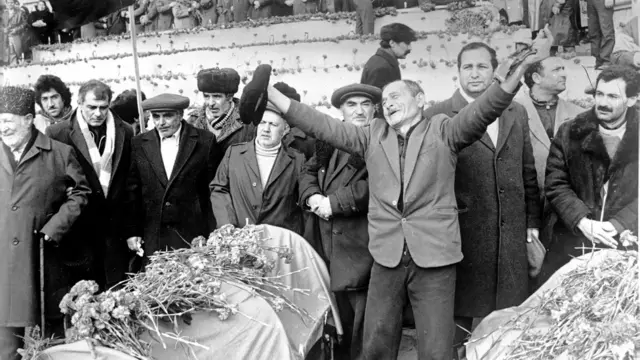 22 yanvar 1990 - 20 Yanvar poqromlarının qurbanları dəfn edilir