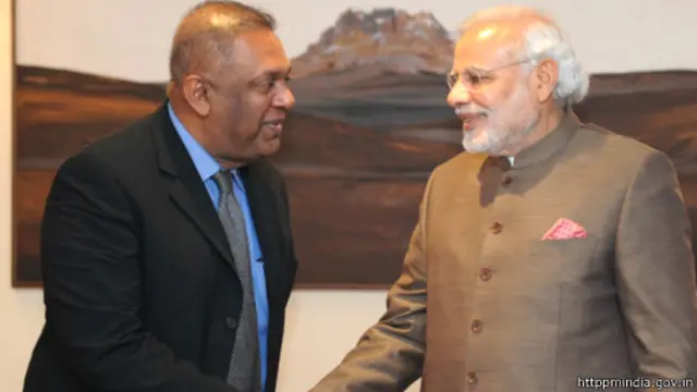 විදේශ ඇමති මංගල සමරවීර ඉන්දීය අගමැති නරේන්ද්‍ර මෝදි සමඟ