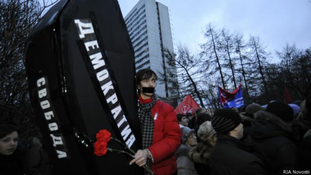"Гроб демократии" сколотили участники акций протестов против фальсификаций на выборах в 2011 году 
