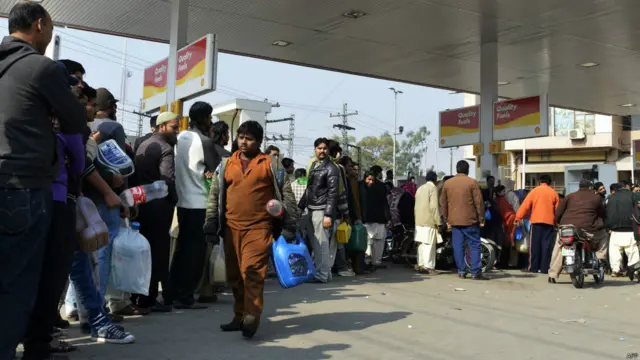 پاکستان کے آبادی کے لحاظ سے سب سے بڑے صوبے پنجاب میں کئی روز سے پیٹرول کا شدید بحران جاری ہے۔