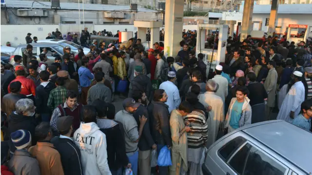 صوبے کے اکثر پیٹرول پمپس بند پڑے ہیں جبکہ چند کھلے ہوئے پیٹرول پمپس پر کم مقدار میں پیٹرول فراہم کیا جا رہا ہے۔ 