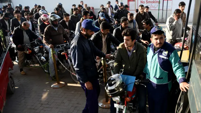 پیٹرول کی قلت کی وجہ سے کھلے ہوئے پیٹرول پمپس پر صارفین کی ایک بڑی تعداد دیکھی جا سکتی ہے اور اکثر اوقات یہ پیٹرول پمپس جلد ہی بند کر دیے جاتے ہیں۔