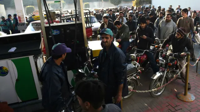 وفاقی وزیر برائے پیٹرولیم شاہد خاقان عباسی کا کہنا ہے کہ پیٹرول کی قلت کے مسئلے کے ذمے داران کے تعین کے لیے ایک تحقیقاتی کمیٹی بنا دی گئی جبکہ پیٹرول کی سپلائی 12000 ٹن سے بڑھا کر 15600 ٹن کر دی گئی ہے