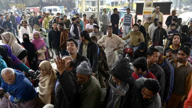 وفاقی وزیر پٹرولیم شاہد خاقان عباسی نے کہا ہے کہ پنجاب کے شمالی اور خیبر پختونخوا کے بعض علاقوں میں پٹرول کی قلت ہے اور پیٹرول کی رسد بڑھانے کے لیے اقدامات کیے جا رہے ہیں اور امید ہے کہ جلد ہی صورتحال بہتر ہو جائے گی۔پیٹرول کی قلت کی وجہ سے سڑکوں پر ٹریفک بھی معمول سے کم ہے۔پیٹرول پمپس پر خواتین بھی بوتلوں کے ساتھ کھلا پیٹرول حاصل کرنے کے لیے قطاروں میں کھڑی نظر آتی ہیں۔