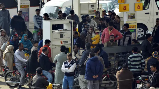 پنجاب کے مختلف شہروں کے علاوہ دارالحکومت اسلام آباد کے پمپس پر بھی گاڑیوں کی لمبی لمبی قطاریں دیکھی جا رہی ہیں اور شہریوں کو پیٹرول کے حصول کے لیے طویل انتظار کرنا پڑ رہا ہے۔