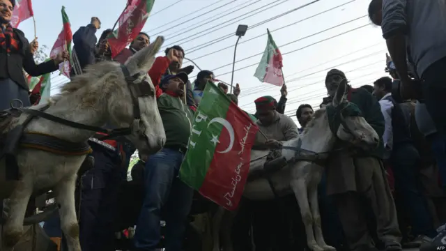 پیٹرول کی قلت کے خلاف حزب اختلاف کی جماعتوں نے احتجاج بھی کیا ہے۔ تحریک انصاف کے احتجاجی مظاہرے میں گدھوں کو بھی شامل کیا گیا تھا۔