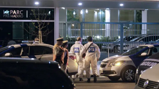 investigadores afueras de casa del fiscal Nisman